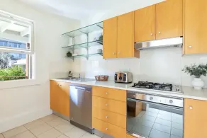 Oversized Artdeco Apartment w 4m high ceilings - Image 5