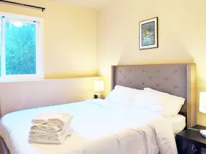 Cozy two bedroom in quiet neighborhood - Image 3