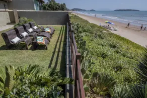 House with pool and beachfront access. - Image 4