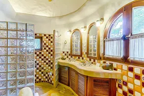 Impeccable Private Villa with Awe-Inspiring Views - Image 2