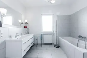 5 chambres, salon géant, Park Tempelhofer Feld, à 3 minutes du métro / S-Bahn, jusqu'à 14 personnes - Image 5