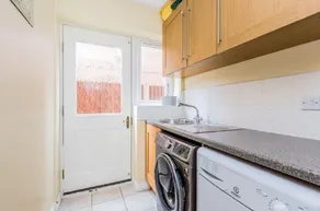 SPACIOUS DETACHED 5 Bedroom4 Bathroom WIFI Parking - Image 3