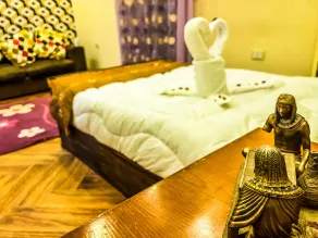 Cozy 3-bedroom apartment in charming Giza Pyramids Plateau with WiFi, AC. - Image 4