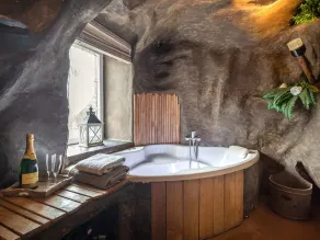 Beautiful Holiday Home with Hot Tub, Sauna & Monumental Fireplace - Image 4