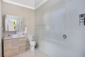 Fully renovated coastal retreat- beach escape - Image 4