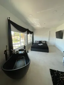 Huge 4 Bedroom Luxury Villa With Pool and Jacuzzi - Image 3
