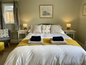 Large luxury 1 bed flat with off street parking & shared garden near town centre - Image 5
