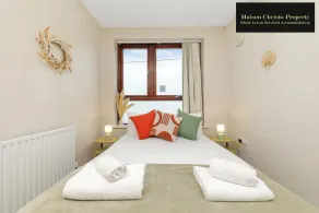Trendy 2BR Apartment With Large Terrace Near Canary Wharf, Excel, O2 & Stratford - Image 5