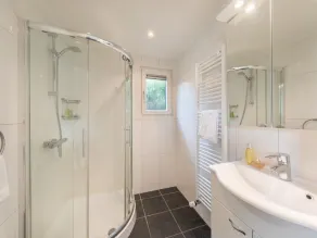Well Furnished Mobile Home with Dishwasher near Water - Image 2