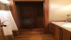 GORGEOUS RUSTIC LAKE FRONT 3 SOVEVÆRELSE CABIN ON LAKE WEDOWEE-5 STAR REVIEWS! - Image 4