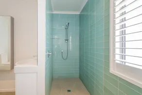 Rose's Beach Pad - Matarangi Holiday Home - Image 4