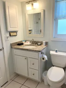 1 Block From Beautiful Bradenton Beach, Restaurants, shops, and Fishing Pier! - Image 3