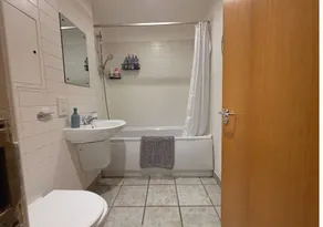 Stylish 1BR Flat Next to Hockley with FREE parking - Image 4