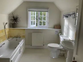 Peaceful rural detached coach house cottage near Rye. - Image 2