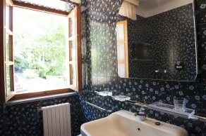 Villa in pietra con piscina immersa nel verde tra Arezzo e Firenze - Image 2