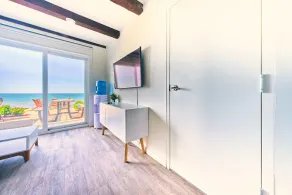 Suite 201: Beautiful 3-Bedroom Beachfront Townhouse - Image 2