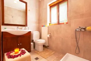 Villa de pedra de luxo com jacuzzi ao ar livre, piscina privada e móveis antigos - Image 4