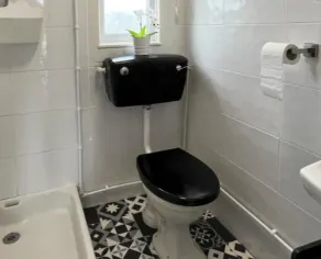 2 Bed Chalet Sleeps 4- Parking Garden Near Beach - Image 3