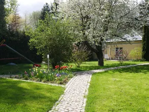 Idyllic vacation home with terrace and romantic garden in a central location - Image 2