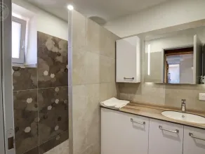 Gîte authentique avec spa et terrasse dans une grange rénovée - Image 2