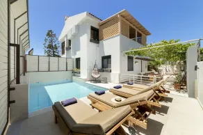 Two bedroom luxury condo with private patio with vineyard & BBQ near beach - Image 4