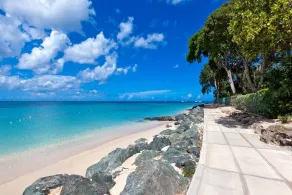 Absolutely close of everything by walking distance in Holetown! - Image 3