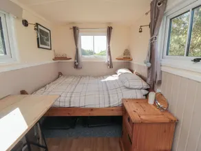 Woodpeckers Shepherds hut - Image 4