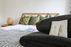 Leeds - Sleeps 4 - Free Parking - Image 4