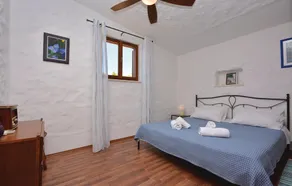 Lovely Home In Stari Grad - Image 2