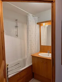 vid foten av sluttningarna i en typisk Savoyard-by - Image 3