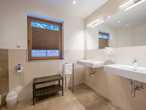Luxury group accommodation near lift - Image 4