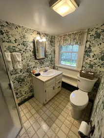King & Queen Suite in Historic Inn Circa 1780 - Image 2