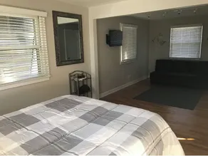 Wrightsville Ave Beach Cottage - with HUGE Fenced In Backyard - Pet Friendly - Image 4