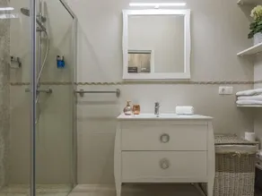 Modern & quiet apartment in typical Sevilla house - Image 2