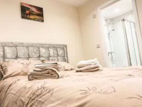 Deers Leap, A modern new personal double bedroom holiday let in The Forest Of Dean - Image 2