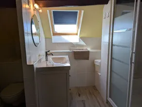 Maison de campagne rénovée avec jardin privatif - 2 chambres, 2 sdb, séjour spacieux - Image 4