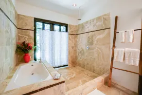 Ground-floor resort condo with great location near beach & dining - Image 3