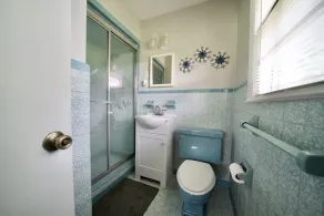 Picturesque Lake Side Home close to the city - Image 2
