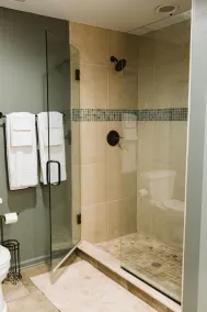 Spacious, Private, & Modern Apartment with King Bed in middle of town. - Image 3