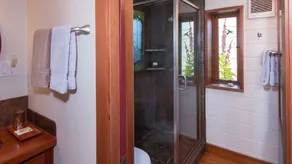 Den svepande havsutsikten ligger i en utsökt privat trädgård - Image 3