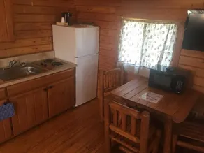 Cozy cabin hideaway with kitchen - Image 4