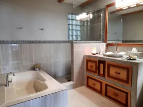 Dramatic new home, close to center, STUNNING views! Now with Starlink Internet! - Image 4