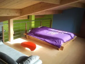 Moderne træhus med træforet terrasse og privat opvarmet pool - Image 5