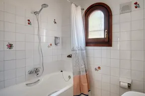 Villa \"Bodine\" with Sea View, Shared Pool & WiFi - Image 3
