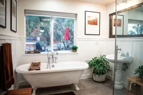 Romantic River Cabin w/ Hot Tub, views, spa bathroom, Close to 2 Yosemite Gates - Image 2