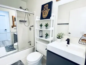 Cozy &Quiet/Safe Pvt Studio/Projector/free parking - Image 3