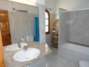 Dejlig spansk villa på stor privat flad grund - Image 3