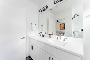 Luxe East Downtown 3BR Condo, Walk to Bars, Restaurants, Shops - Image 3