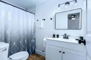 Phoenix Retreat - 1 Bedroom King Suite with 2 Smart TVs - 10 min from Airp - Unit B - Image 2