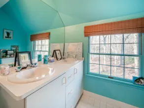 Charming bright getaway in Hampton's Saltonbox home - Image 2